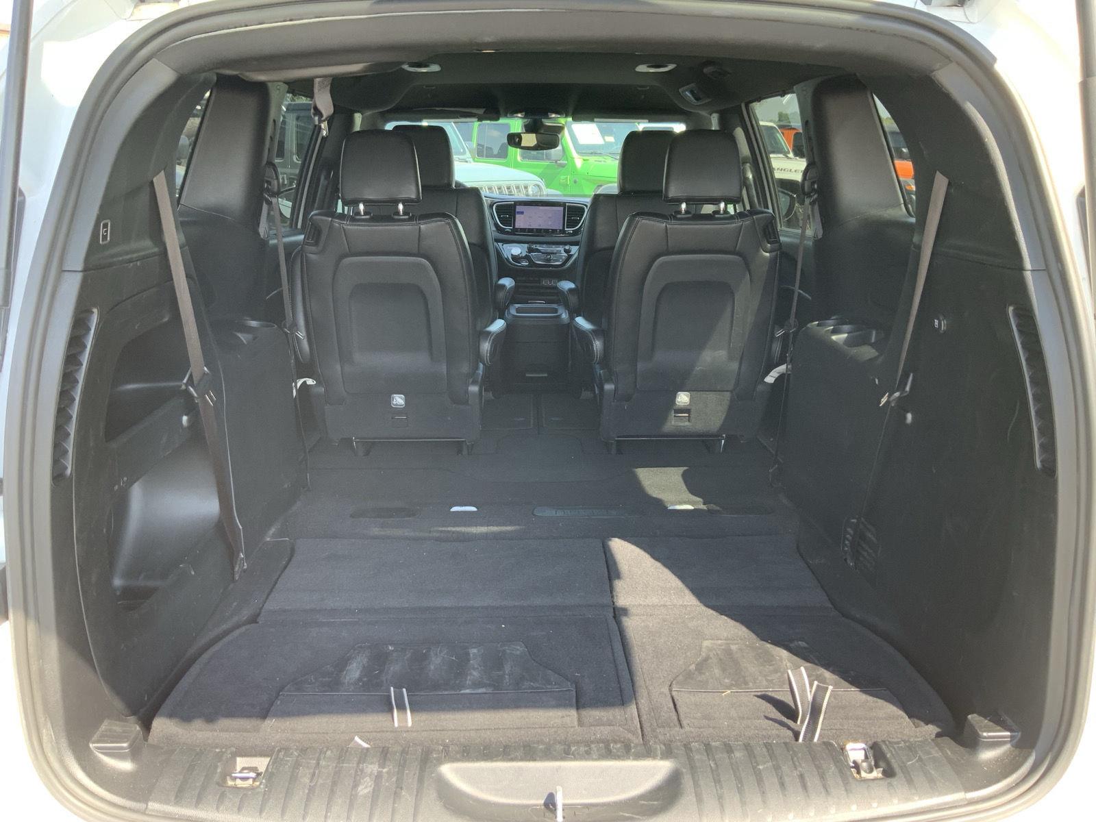 2025 Chrysler Pacifica Select - Photo 11