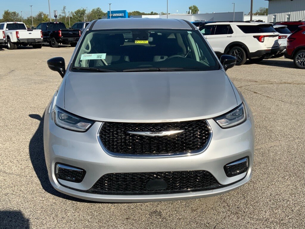 2024 Chrysler Pacifica Touring L photo 3