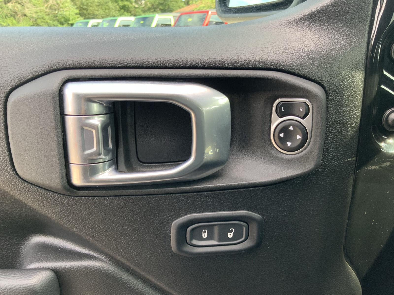 2025 Jeep Gladiator Nighthawk - Photo 17