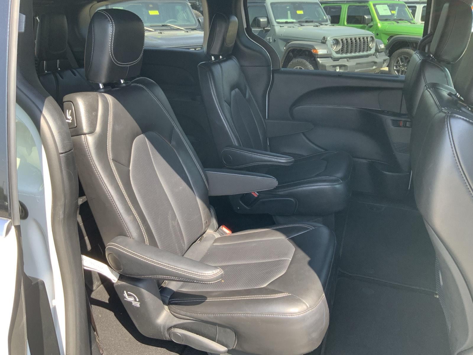 2025 Chrysler Pacifica Select - Photo 46