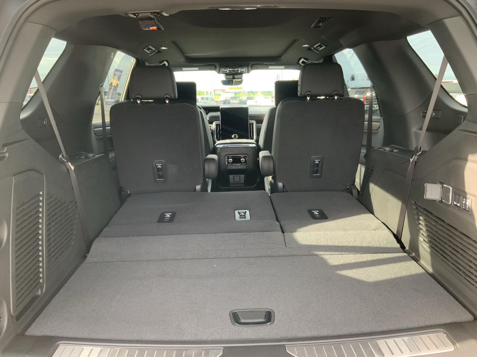 2026 GMC Yukon Denali - Photo 12