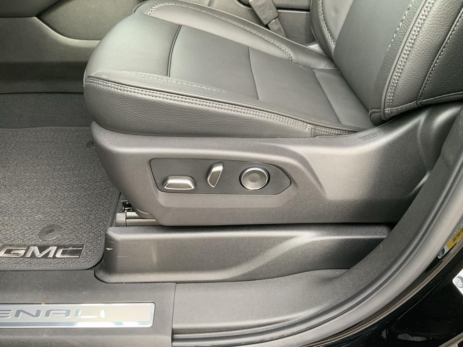 2026 GMC Yukon Denali - Photo 25