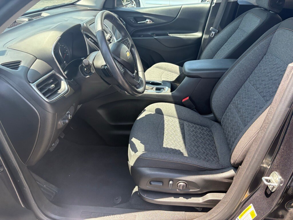 2022 Chevrolet Equinox LT photo 2