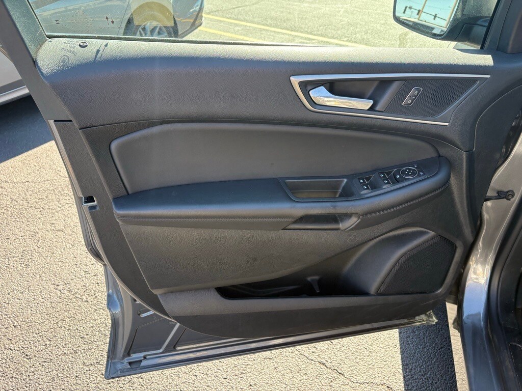 2024 Ford Edge SEL photo 2