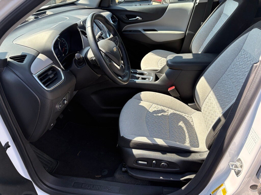 2024 Chevrolet Equinox LT photo 2