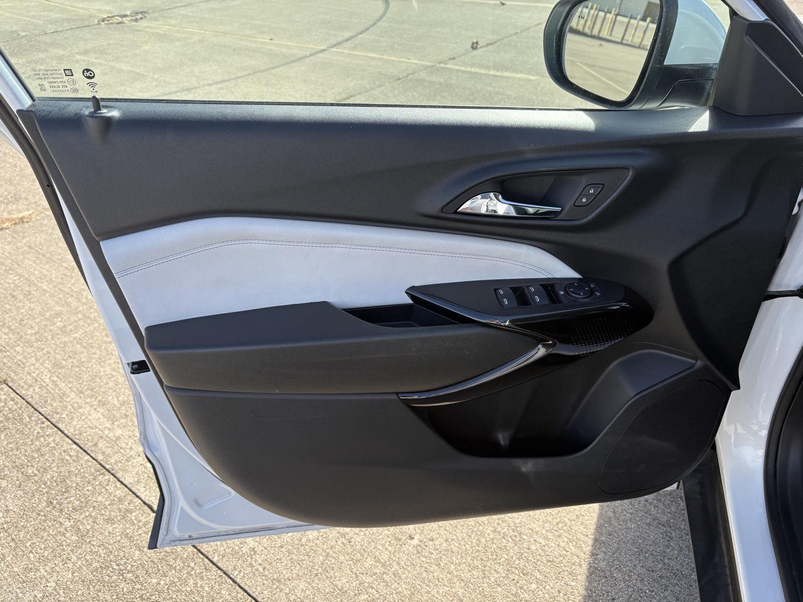 2024 Chevrolet Trax LT photo 3