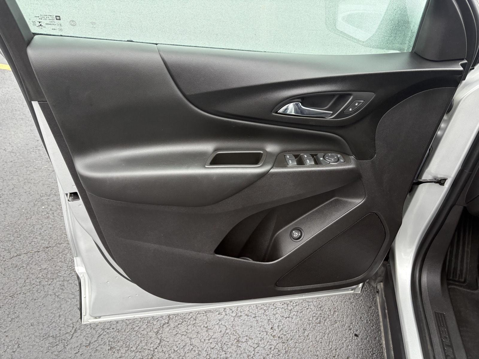 2021 Chevrolet Equinox LT photo 2