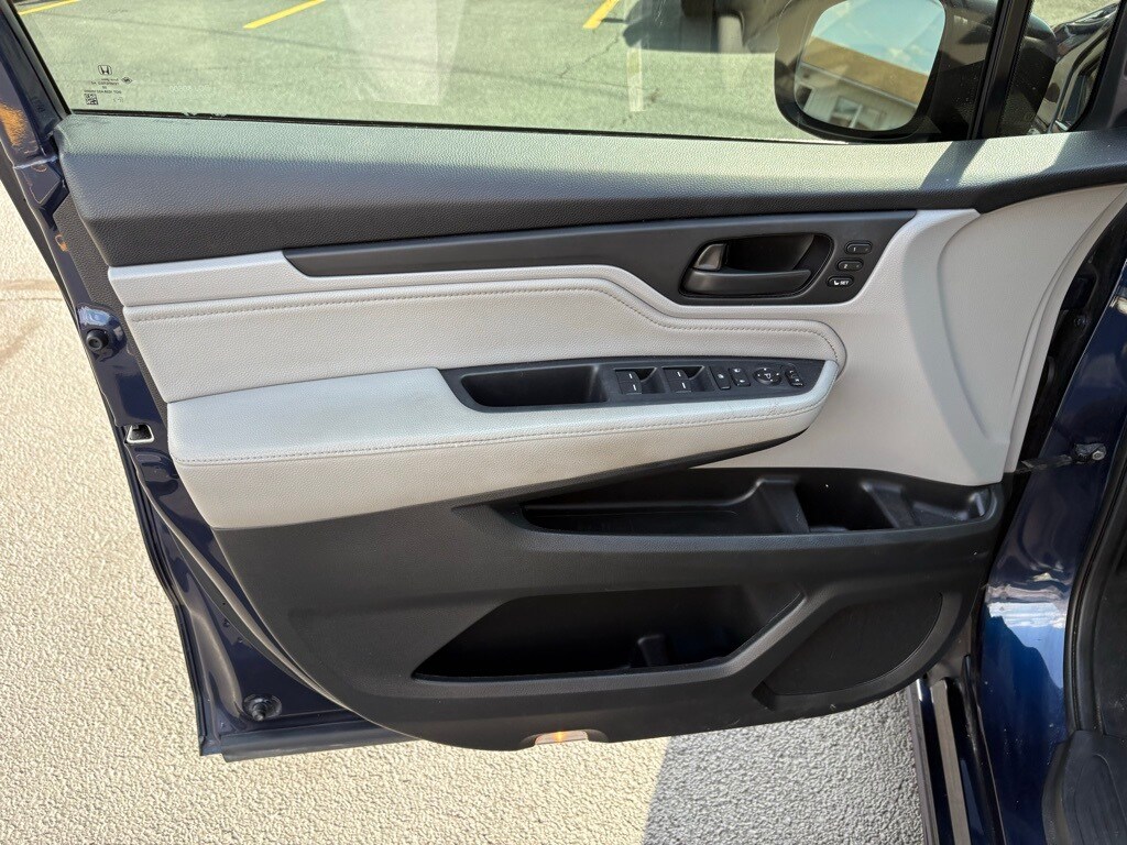 2019 Honda Odyssey Touring photo 2