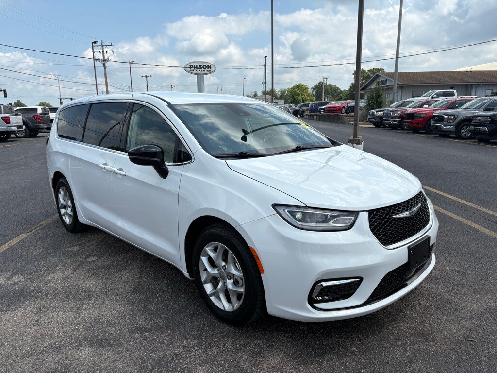 2024 Chrysler Pacifica Touring L photo 2