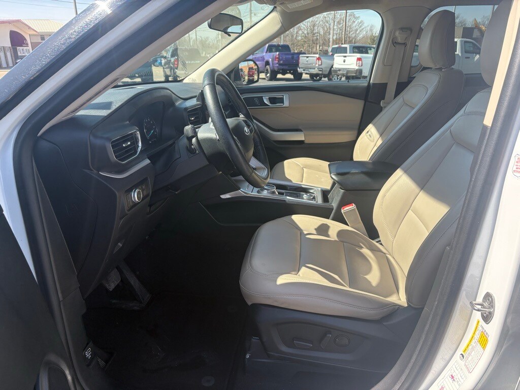 2023 Ford Explorer XLT photo 3