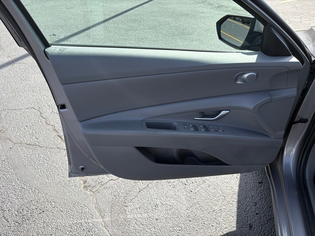2024 Hyundai Elantra SEL photo 3