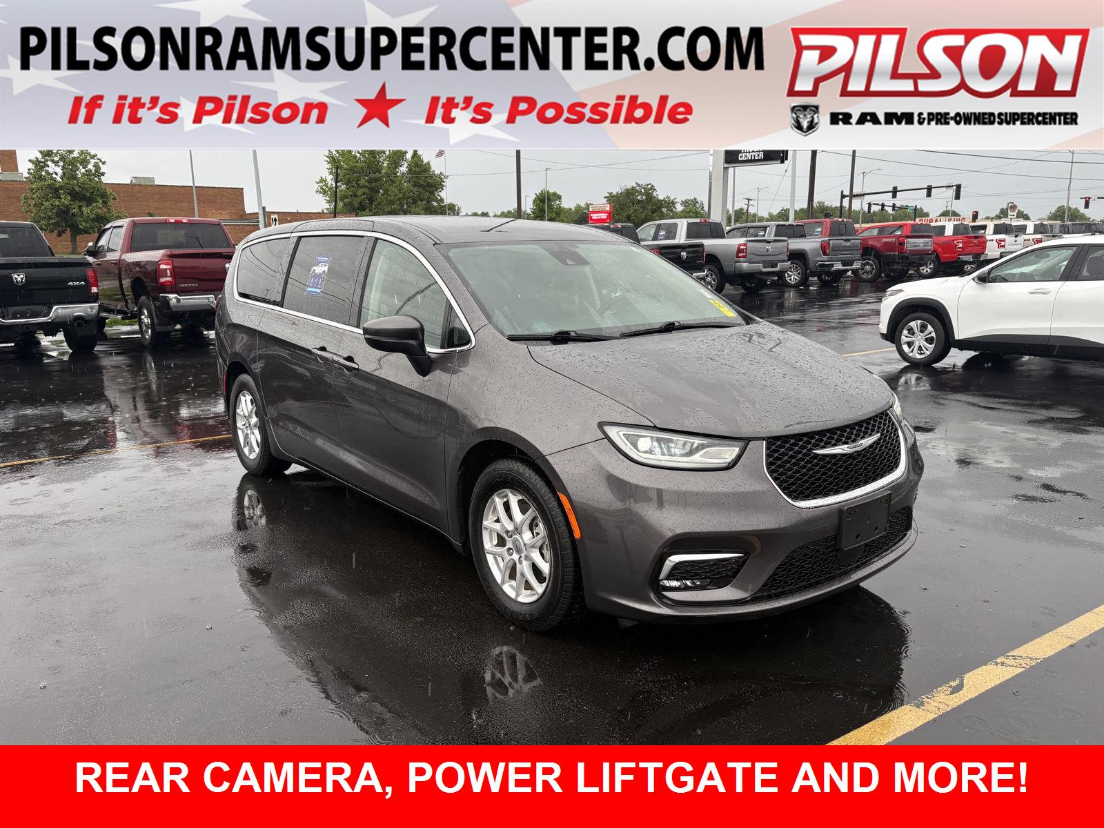 2023 Chrysler Pacifica Touring L's photo