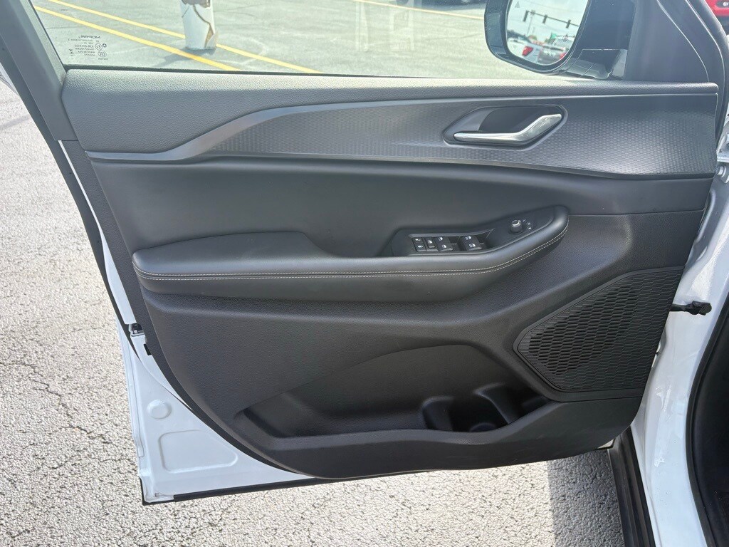 2024 Jeep Grand Cherokee Altitude photo 3