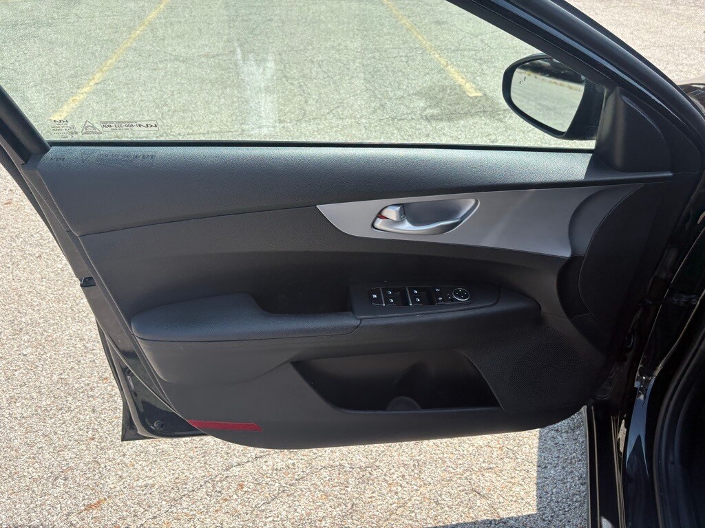 2023 Kia Forte LXS photo 3
