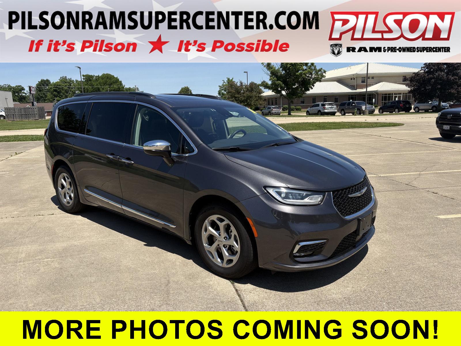 2023 Chrysler Pacifica Limited's photo