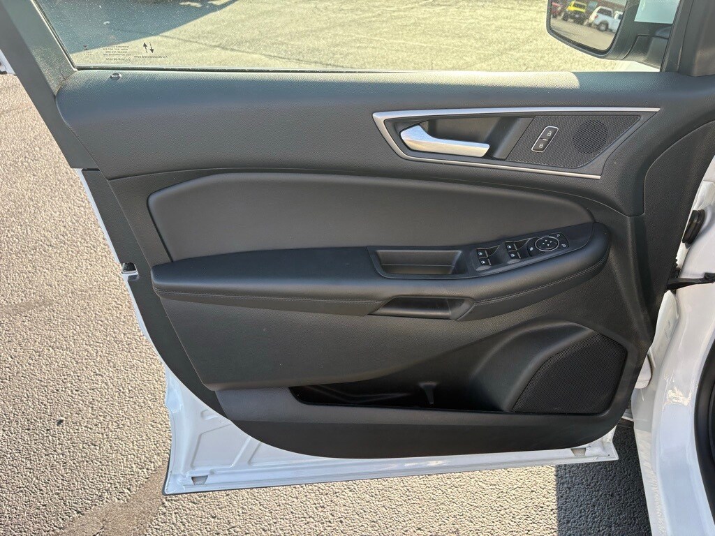 2023 Ford Edge SEL photo 3
