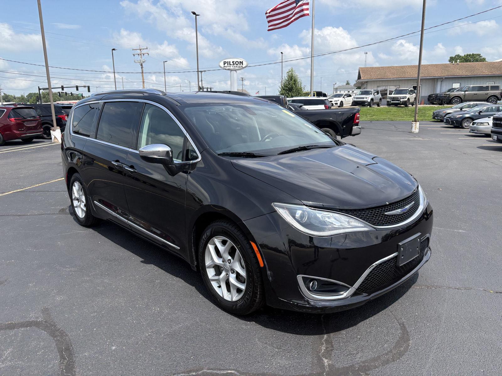 Used 2019 Chrysler Pacifica Limited with VIN 2C4RC1GG6KR720273 for sale in Charleston, IL
