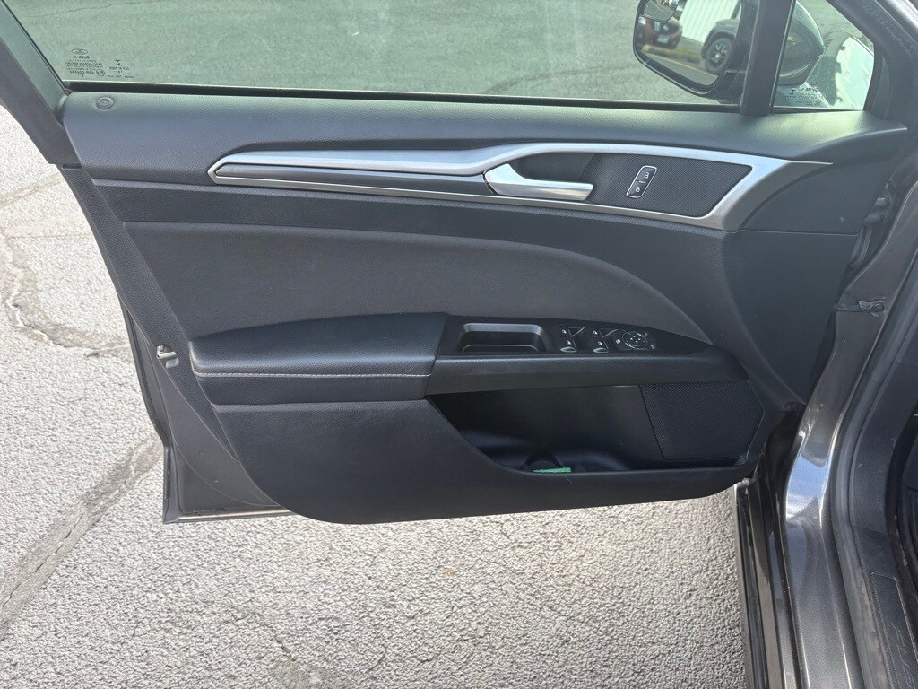 2017 Ford Fusion SE photo 3