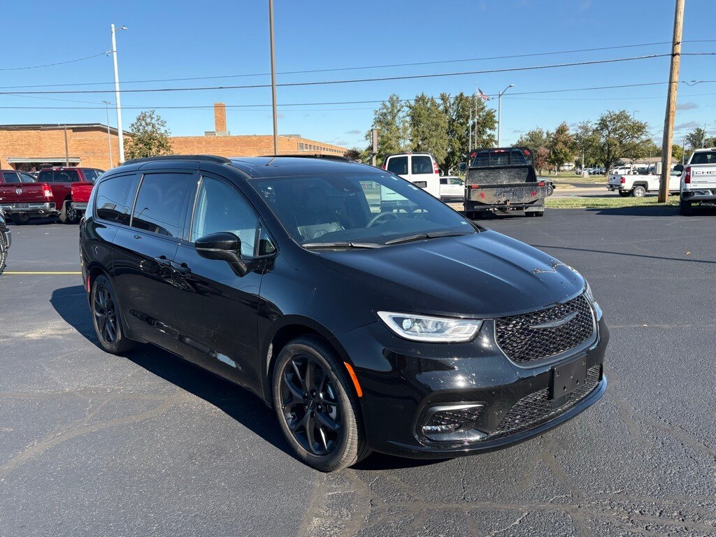 2025 Chrysler Pacifica Limited photo 2