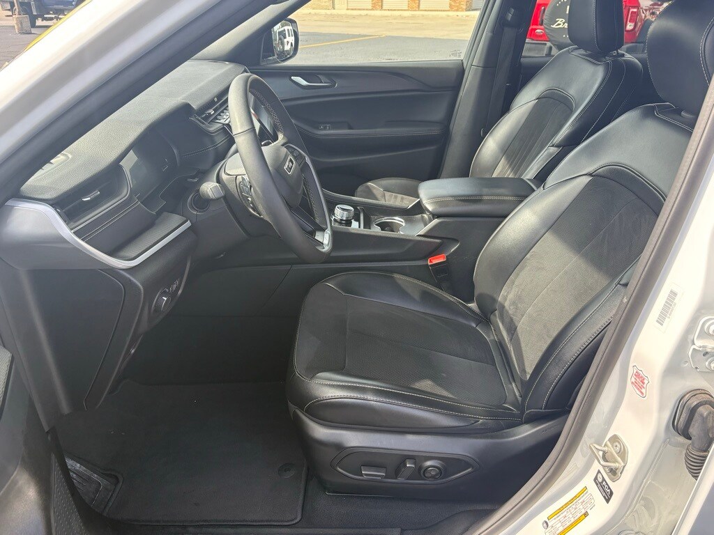 2024 Jeep Grand Cherokee Altitude photo 4