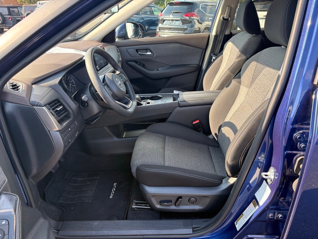 2023 Nissan Rogue SV photo 3