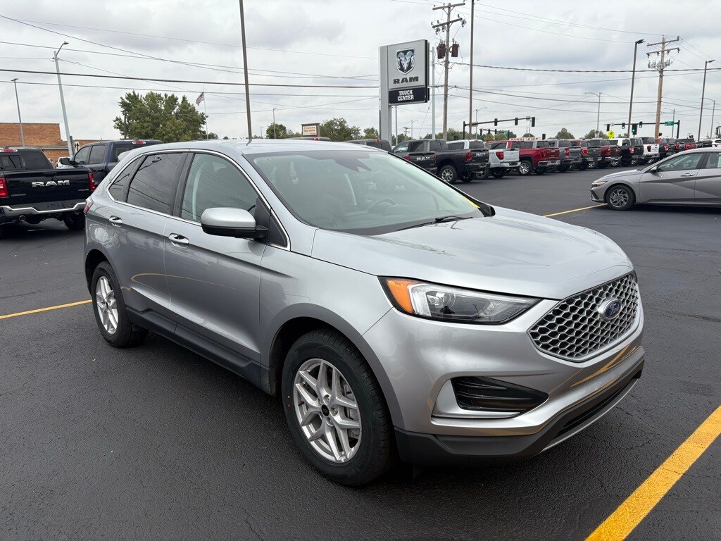 2024 Ford Edge SEL photo 2
