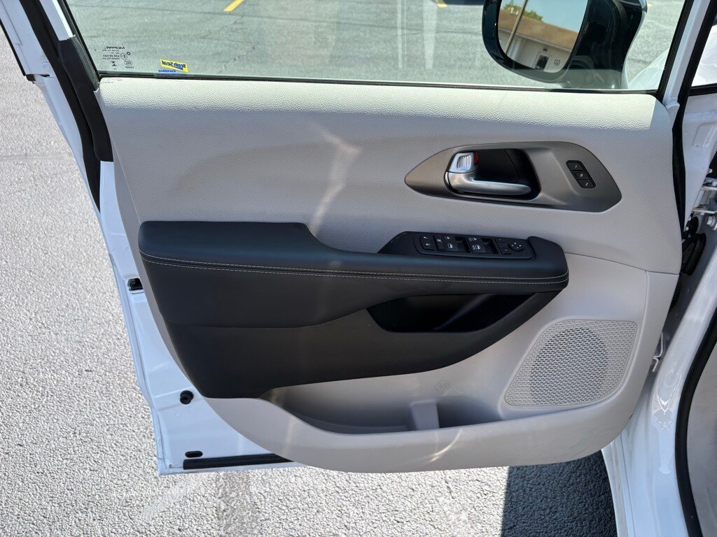 2024 Chrysler Pacifica Touring L photo 3