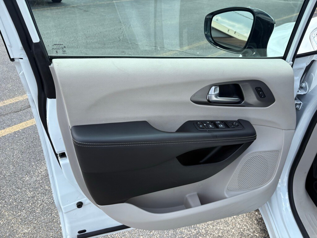 2024 Chrysler Pacifica Touring L photo 3
