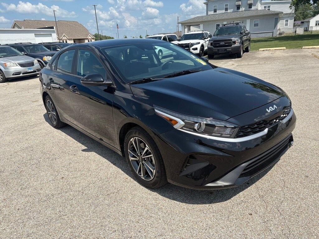 2023 Kia Forte LXS photo 2