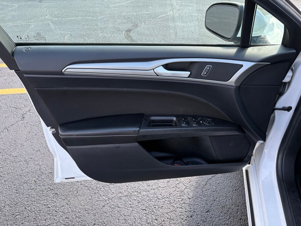2020 Ford Fusion SE photo 3