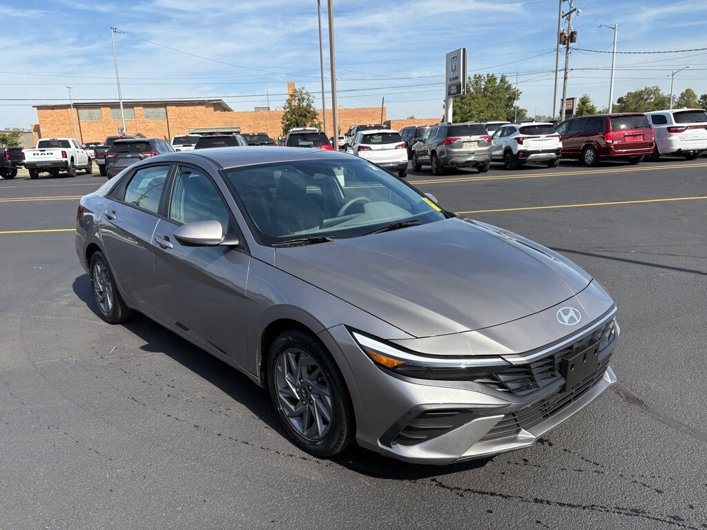 2024 Hyundai Elantra SEL photo 2