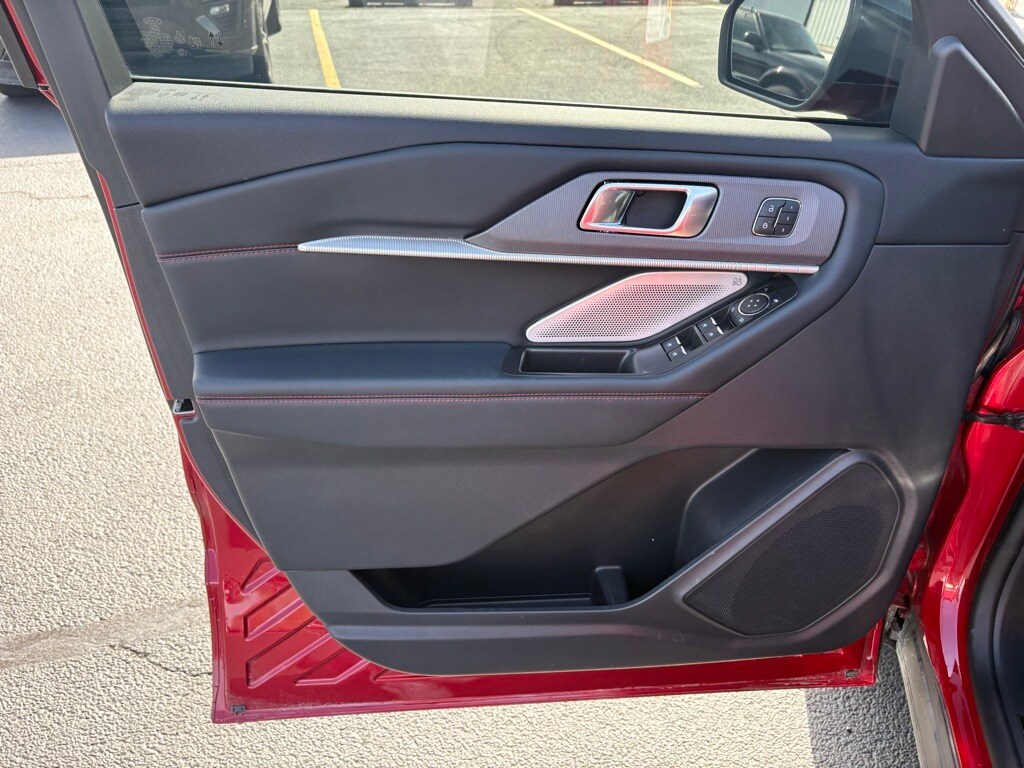 2025 Ford Explorer ST photo 3