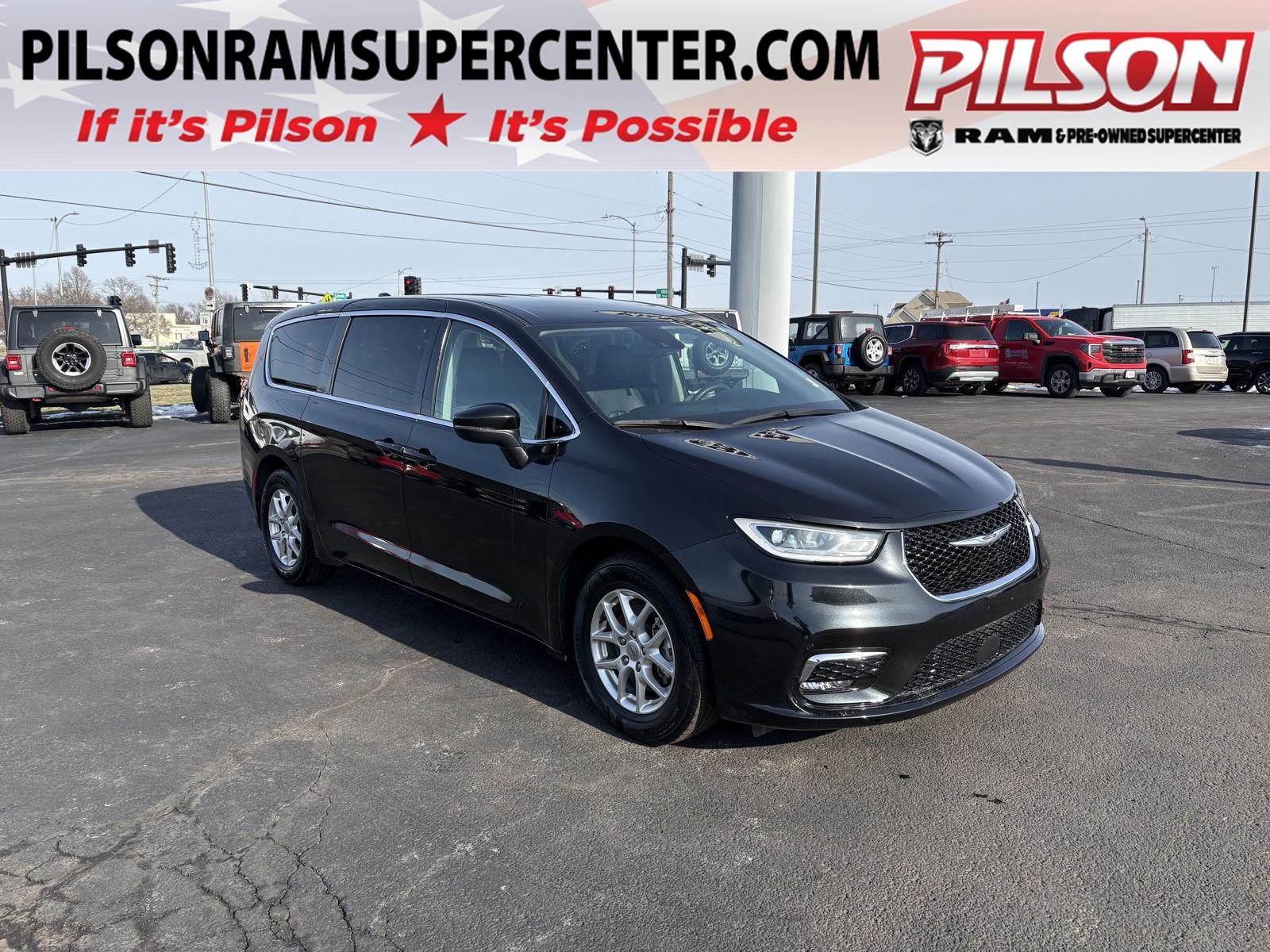 2023 Chrysler Pacifica Touring L's photo
