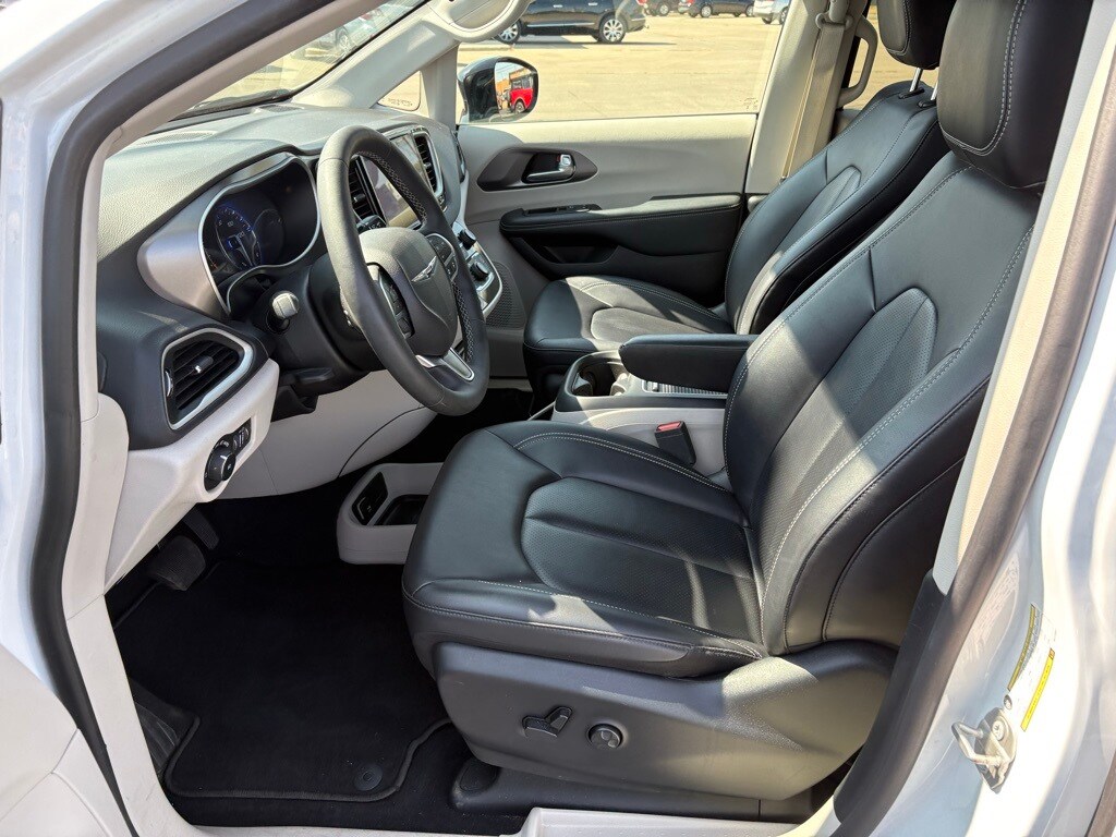 2024 Chrysler Pacifica Touring L photo 4