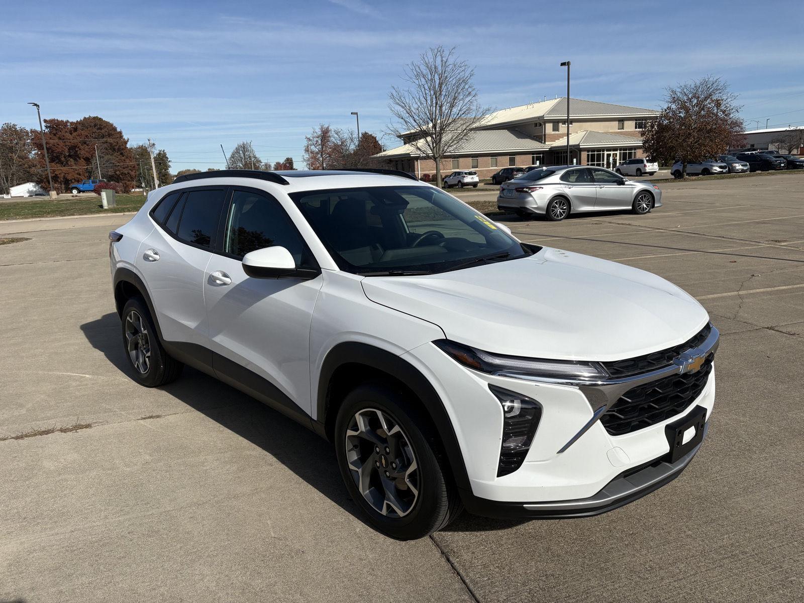 2024 Chevrolet Trax LT photo 2
