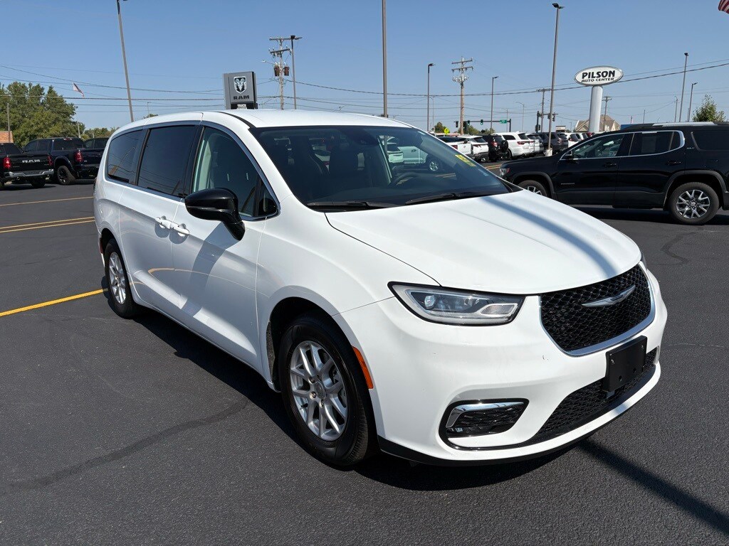 2024 Chrysler Pacifica Touring L photo 2