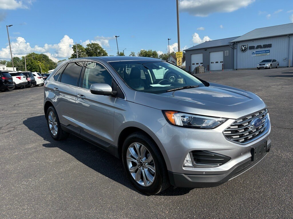 2024 Ford Edge Titanium photo 2