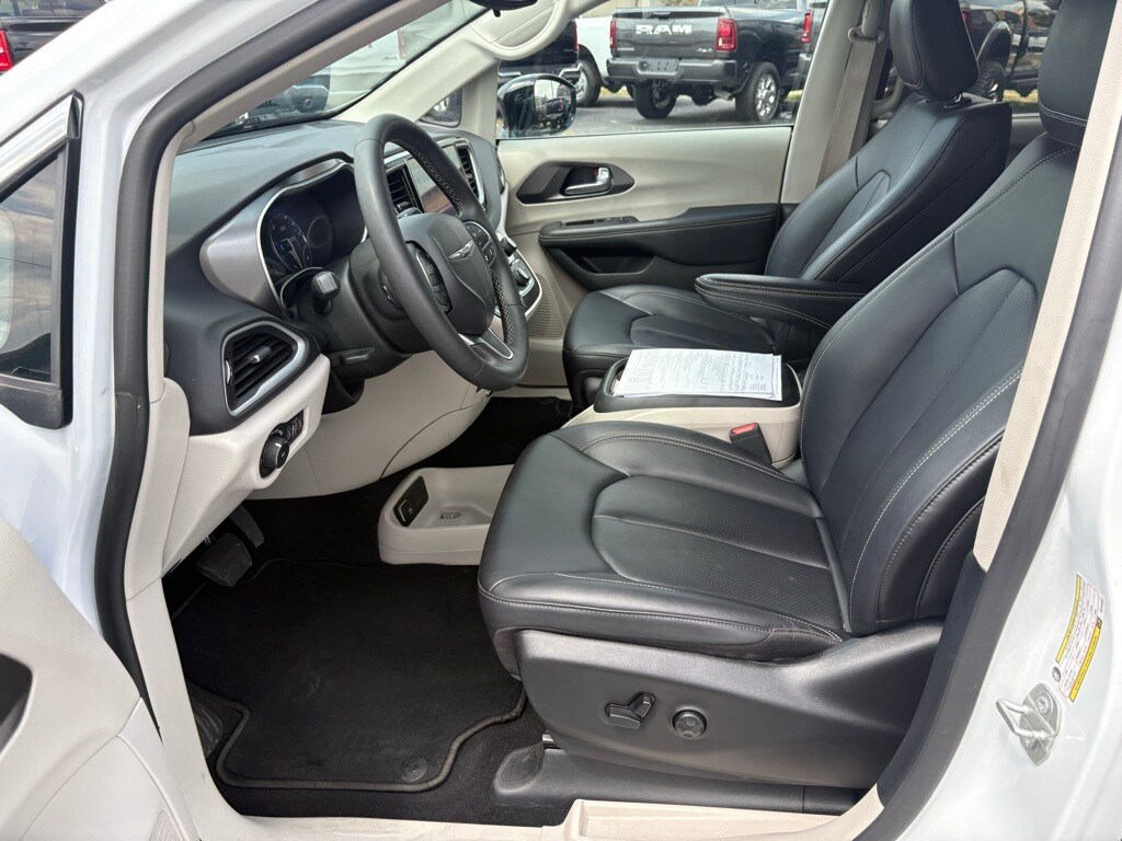 2024 Chrysler Pacifica Touring L photo 4