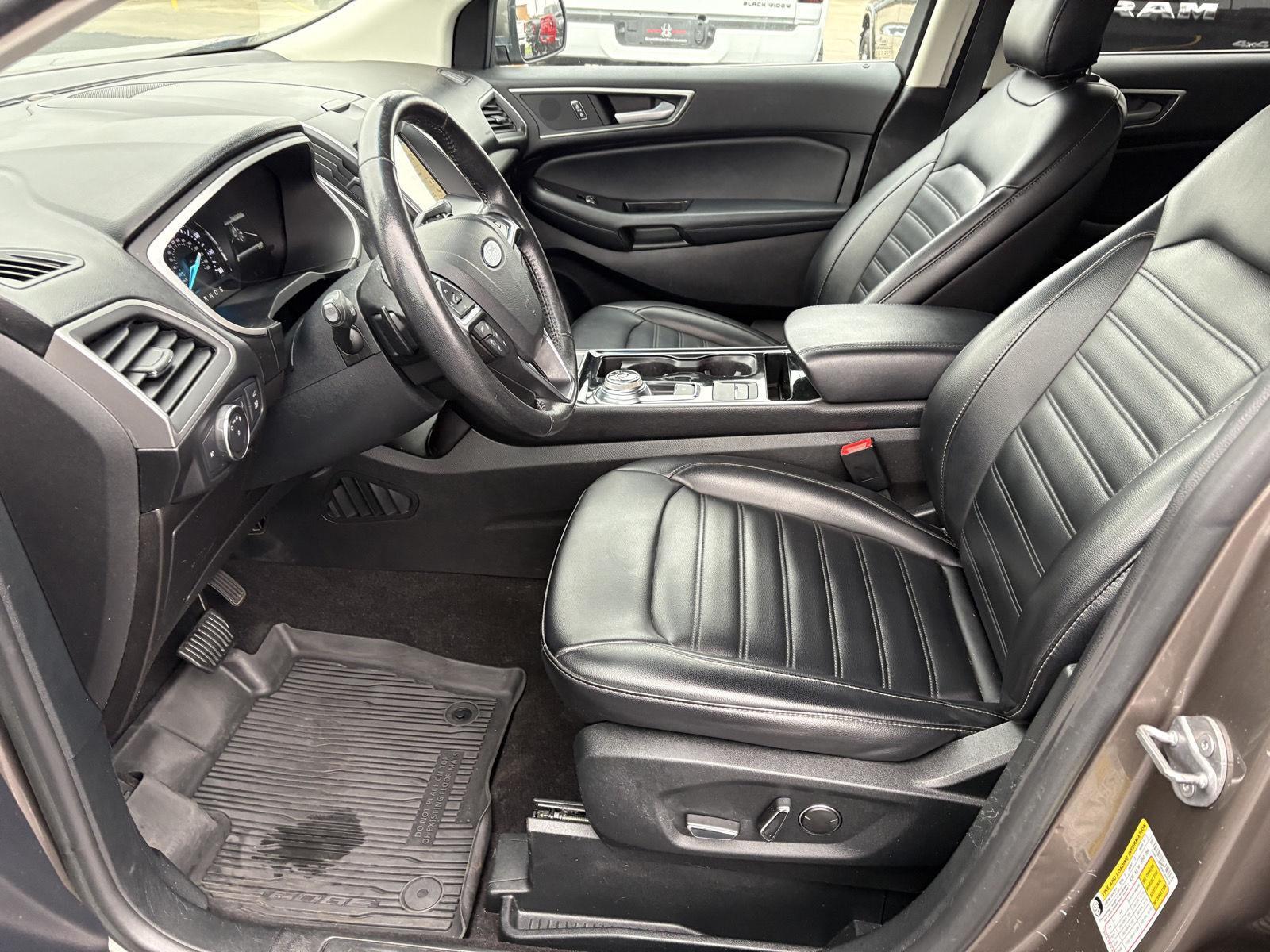 2019 Ford Edge SEL photo 3