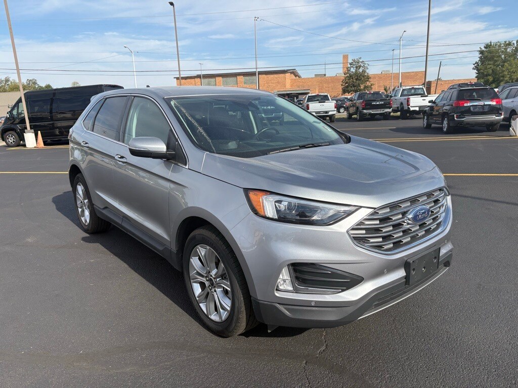 2024 Ford Edge Titanium photo 2