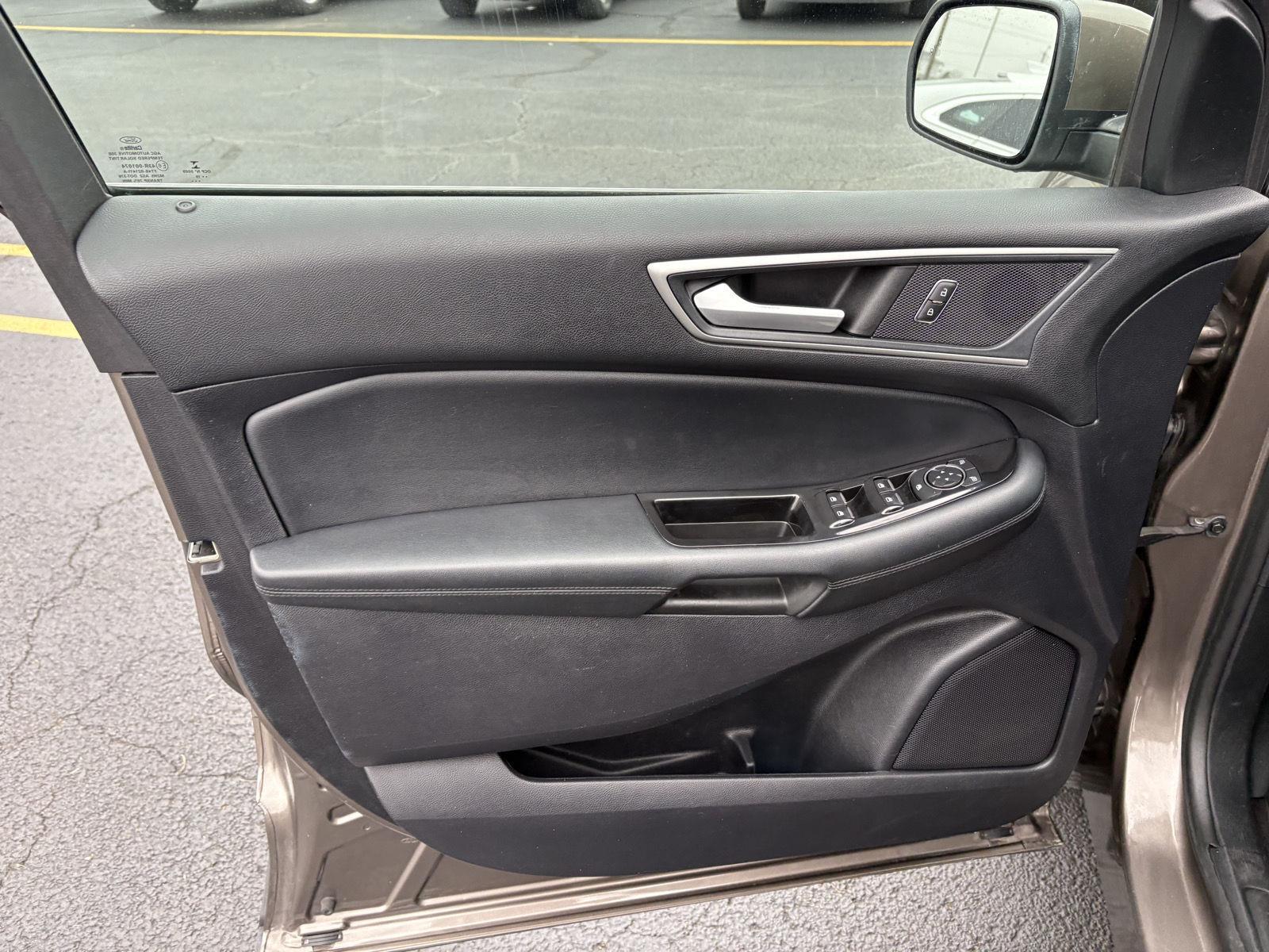 2019 Ford Edge SEL photo 2