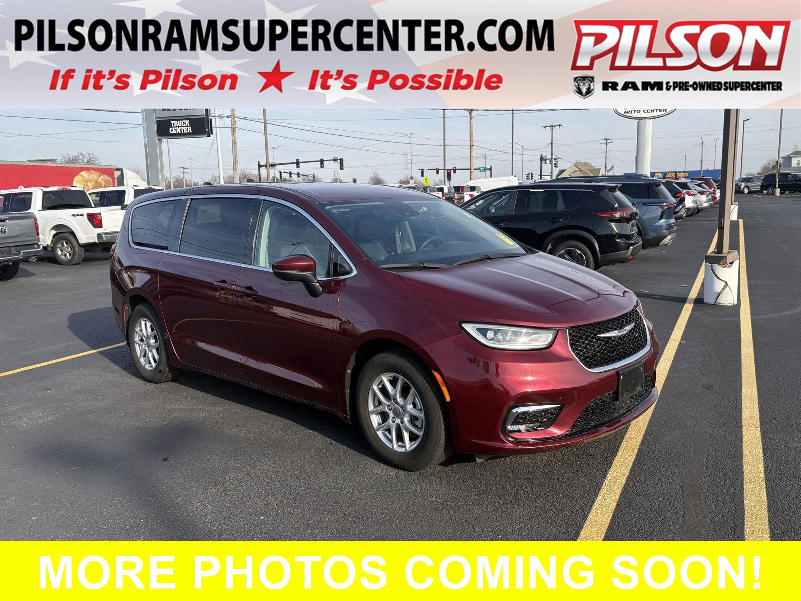 2023 Chrysler Pacifica Touring L's photo