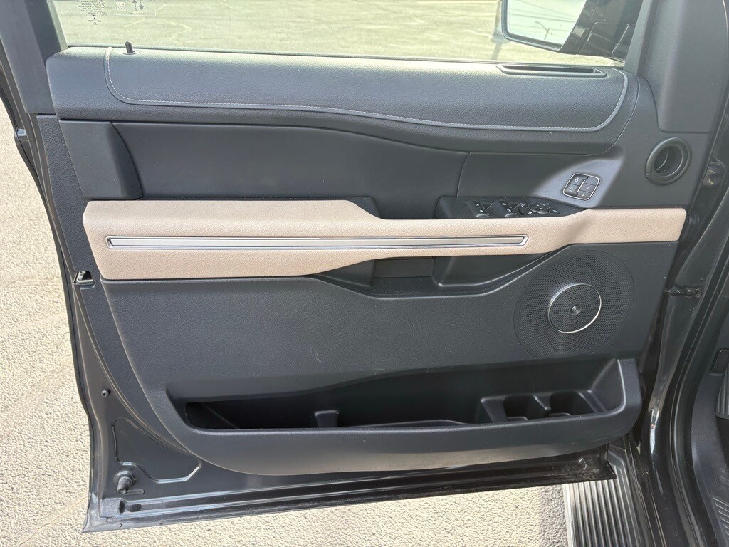 2023 Ford Expedition MAX Limited photo 2