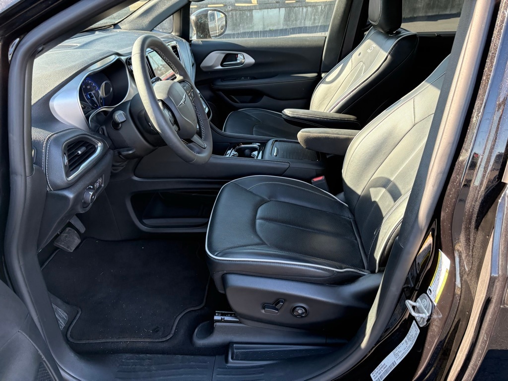 Used 2025 Chrysler Pacifica Limited Van