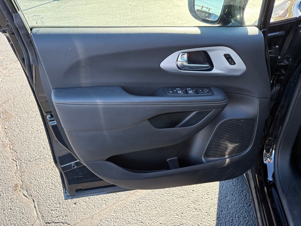 2025 Chrysler Pacifica Limited photo 3