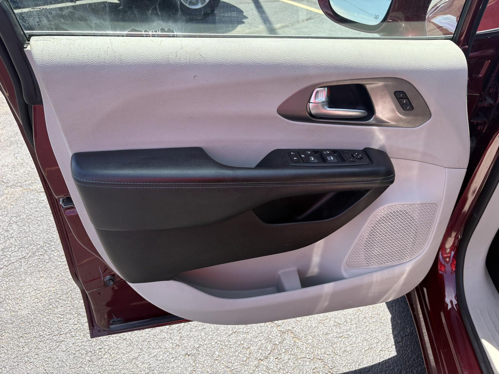 Chrysler Pacifica Mattoon IL | Family Minivans | Pilson CDJR Fiat