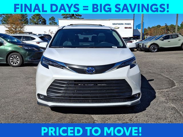 2025 Toyota Sienna XLE photo 2