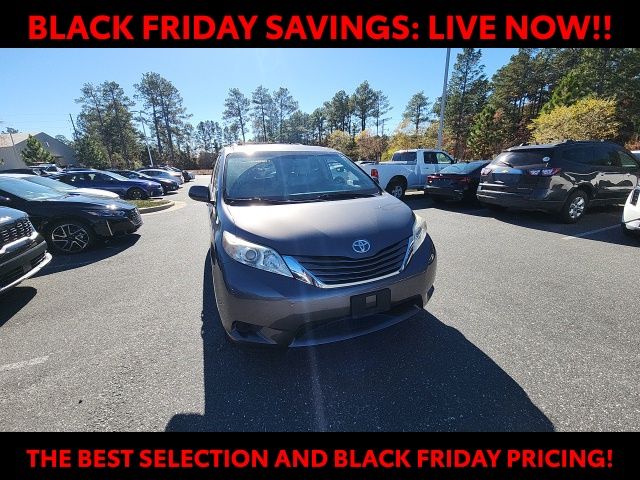 2017 Toyota Sienna LE photo 2
