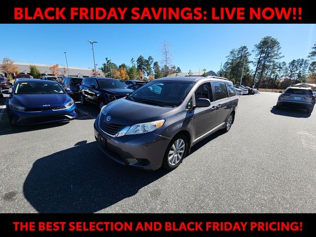 2017 Toyota Sienna LE photo 3