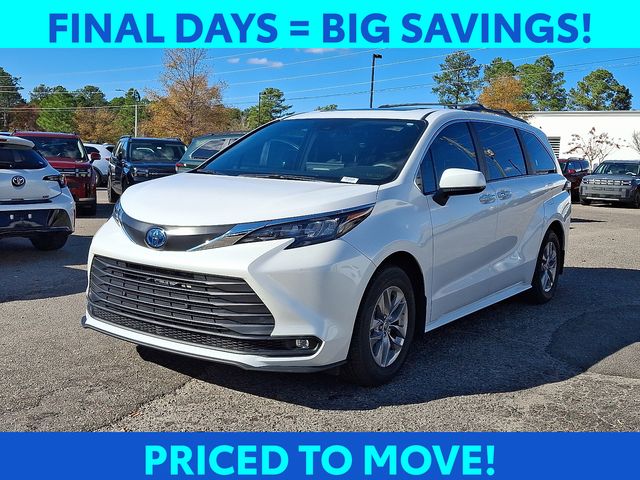 2025 Toyota Sienna XLE photo 3